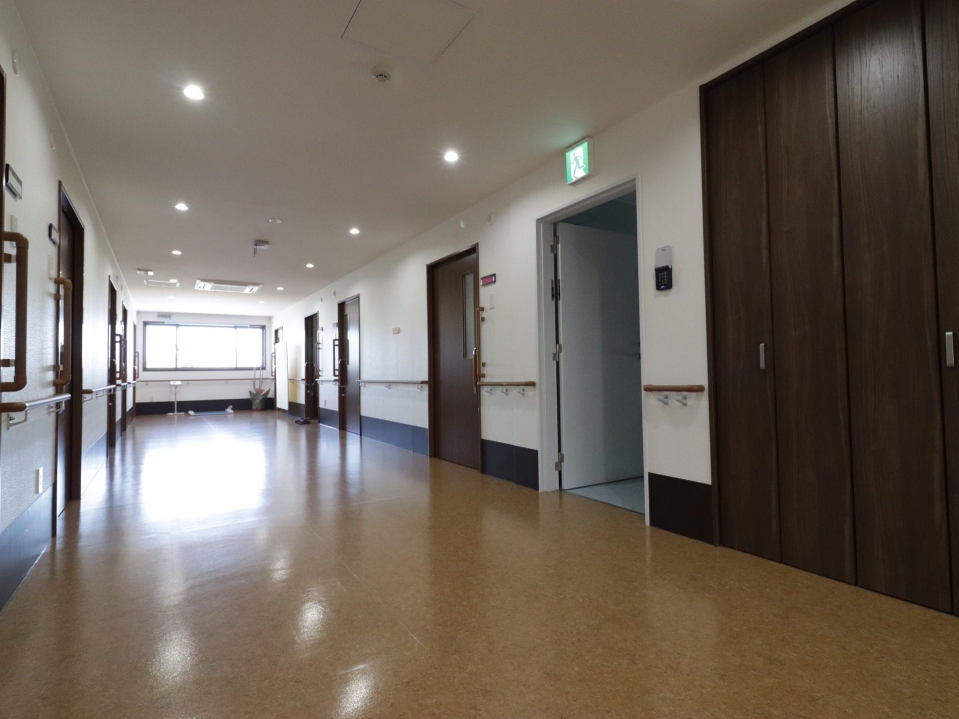 建具の濃い茶色と壁や天井の白色のコントラストが美しい廊下