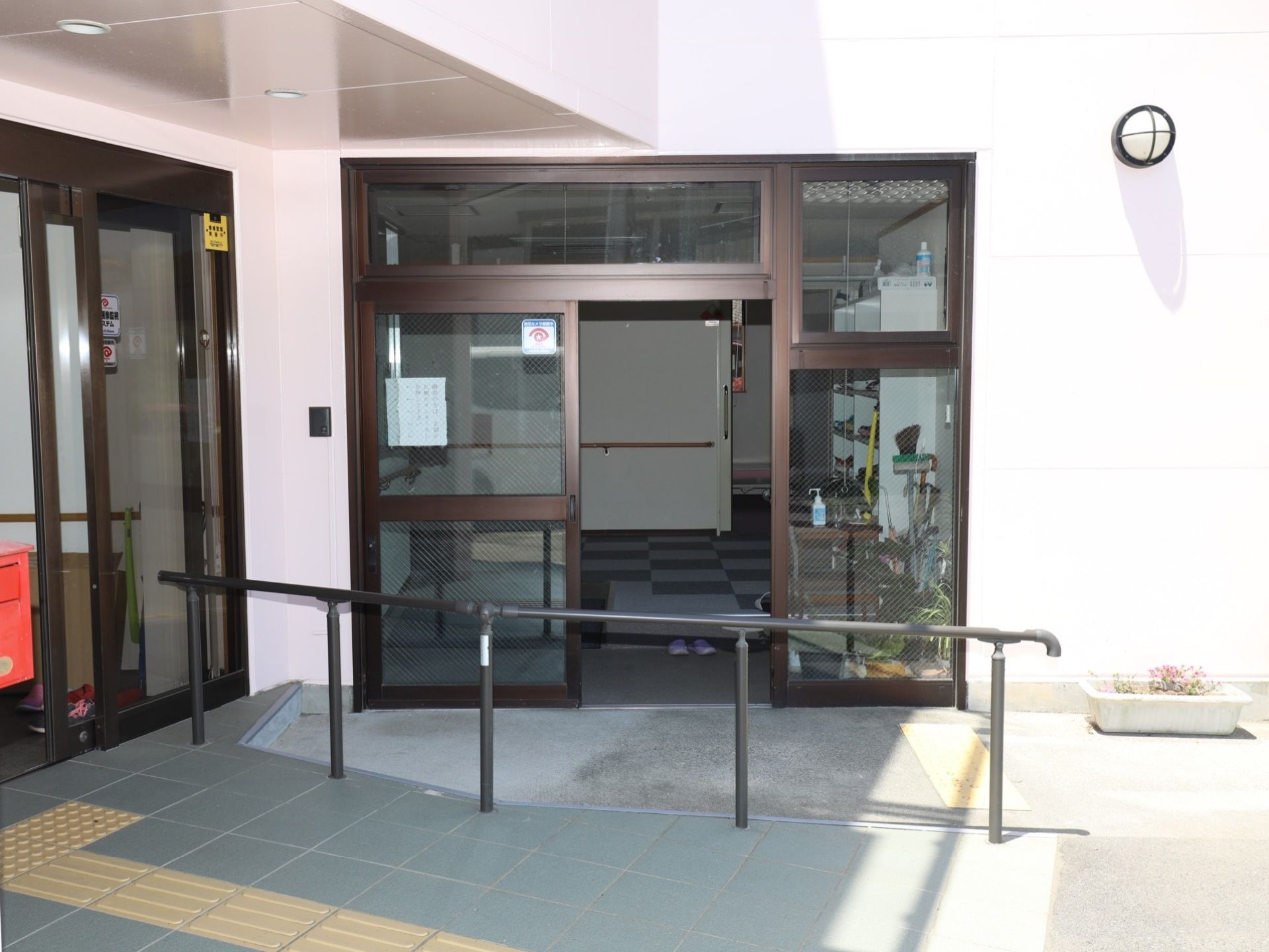 入り口が２つに別れている。安全に配慮して手すりとスロープが設置されており、またバリアフリーなので楽に出入りが行える。