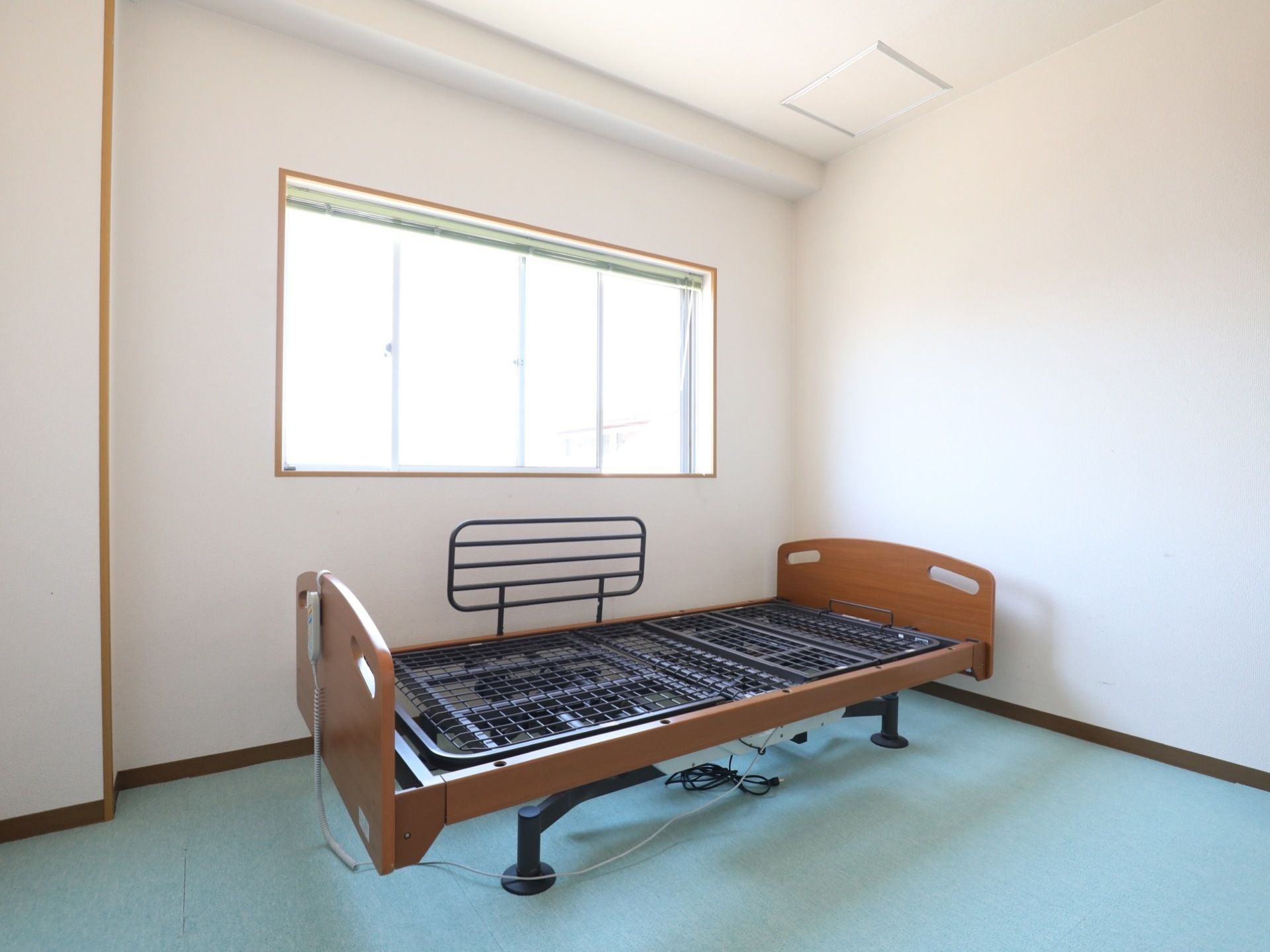 居室には介護ベッドが設置されている。窓があり明るいプライベート空間で、ゆったり快適に過ごすことができる。