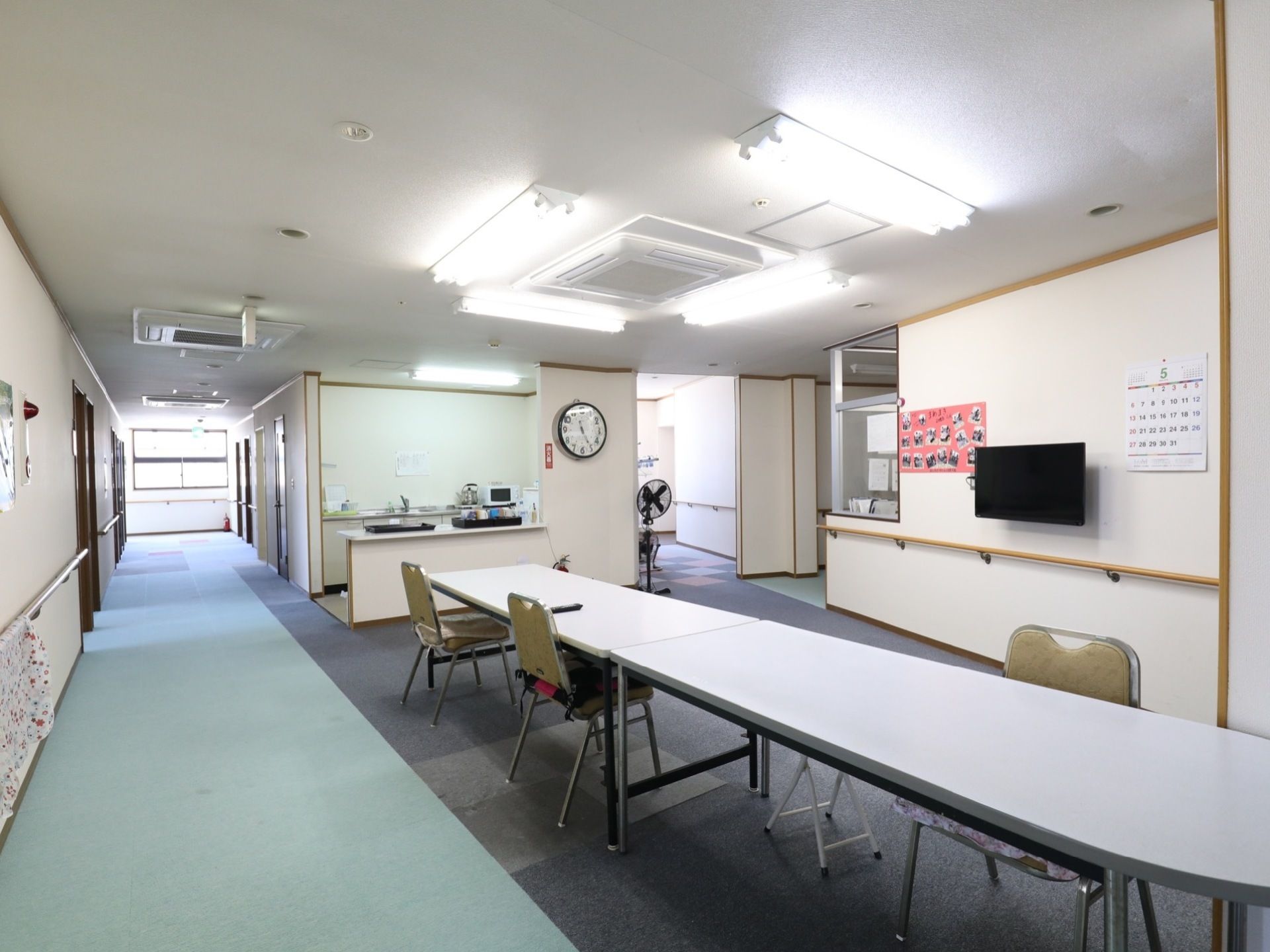 部屋の並ぶ通路からすぐにアクセスできる長テーブルの置かれた食堂