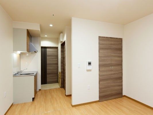 横方向の縞模様の入った建具が使われている、おしゃれな居室