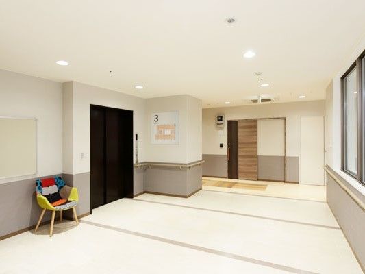 館内にはエレベーターが設置されており、足腰の負担が少なく移動することができる。エレベーターへのアクセスに、手すりもあり安心である。