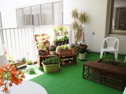 きれいな花や、さまざまな植物の鉢植えがあるこのコーナーでは、椅子に腰掛けてゆっくり緑を楽しむことができる。