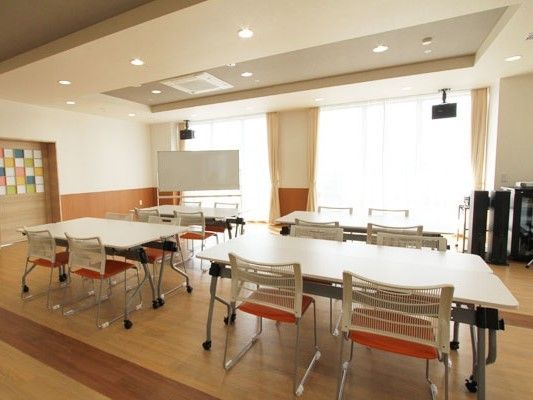 ４人掛けのテーブルが４つ並ぶこのスペースにはホワイトボードが設置されており、さまざまな用途にて利用することができる。