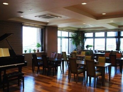 眺めがよく、明るいレストランである。室内は落ち着いた色合いの木の床と壁で、ピアノもあり、お食事を楽しめる。