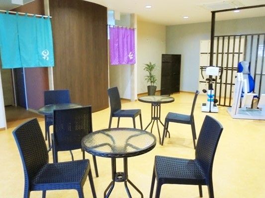 浴室ホールにはトレーニングマシンが置かれており、汗をかいたらそのまま入浴できる。またテーブルと椅子もあるので、入浴後もくつろぐ事ができる。