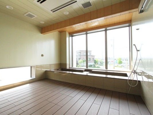 大きなガラス窓から外の景色を眺めながら、ゆったりと入れる足湯である。リラックスしながらくつろいで過ごせる。