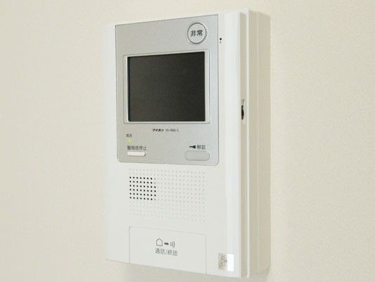 外の様子が見られるモニターつきのインターホンが設置されている。相手を確認してから話せるので安心である。