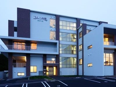 白い壁を基調した、吹き抜け部分のらせん階段も美しい建物である。駐車場からのアクセスも段差がなく便利である。