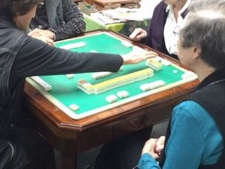 入居者様同士で麻雀をお楽しみになっている。交流ができ、頭の体操にもなり、充実した生活の一助となっている。