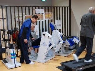 トレーニングマシンを使用する時は、理学療法士による指導があるので、効果的な運動を楽しむことができる。