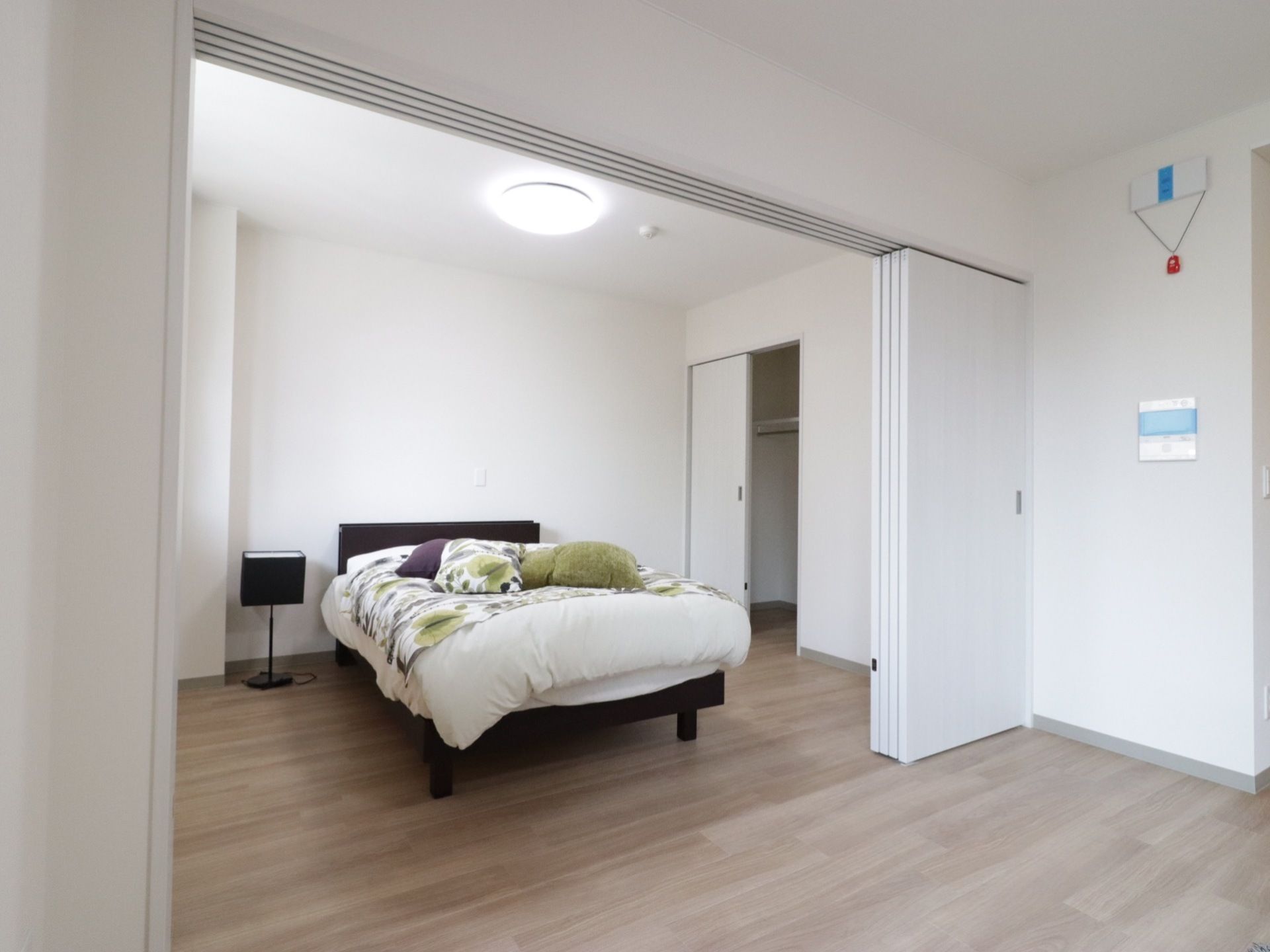 段差のないフローリングの部屋で、奥行きがあり広々としている。スライド式のドアで部屋を間仕切りすることが可能になっている。