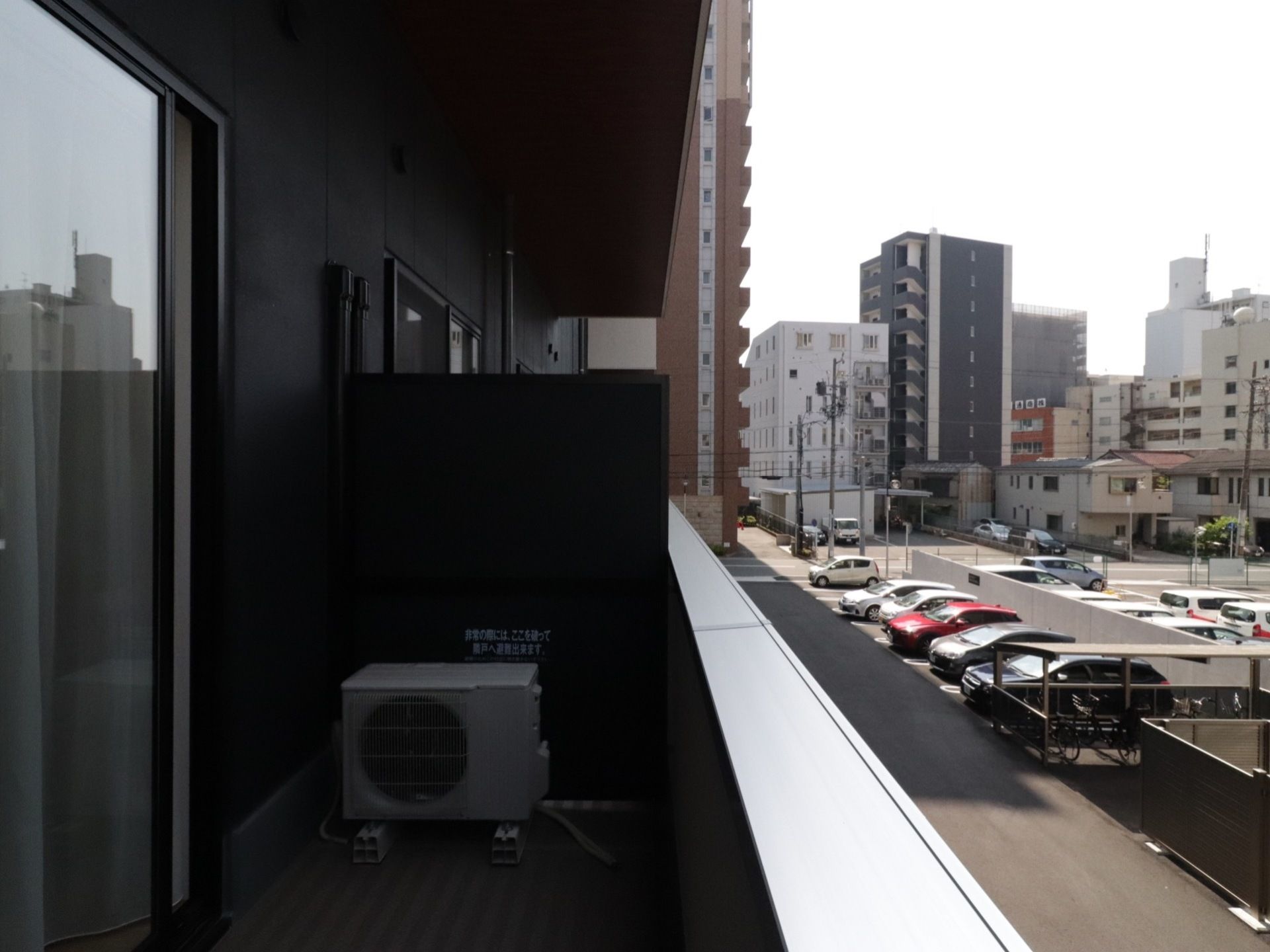 ベランダには部屋ごとの間仕切りがしてあり、プライバシーの配慮がなされている。外から街の景色を見ることができる。