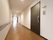 日当たりの良い清潔感のある広々とした通路である。各部屋に鍵がついており、セキュリティ対策も万全である。