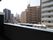 施設のベランダからは、施設の周りにある建物を眺めることができる。高層のマンションや大きな道路などが見える。