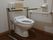 背もたれが付いたトイレである。便座の両脇には、上下に動く手すりを設置し、用途に応じて利用でき便利である。