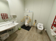 介護施設内の廊下とトイレの様子