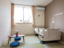 畳の部屋で足を伸ばして寛ぐことができる。居室の窓はペアガラスを採用し、1年を通して快適に過ごすことができる。