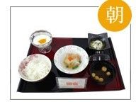トレーにバランスよく並べられた朝食。おしぼりもつけている。白ごはんにおかず、汁物など品数も多い。デザートも提供している。