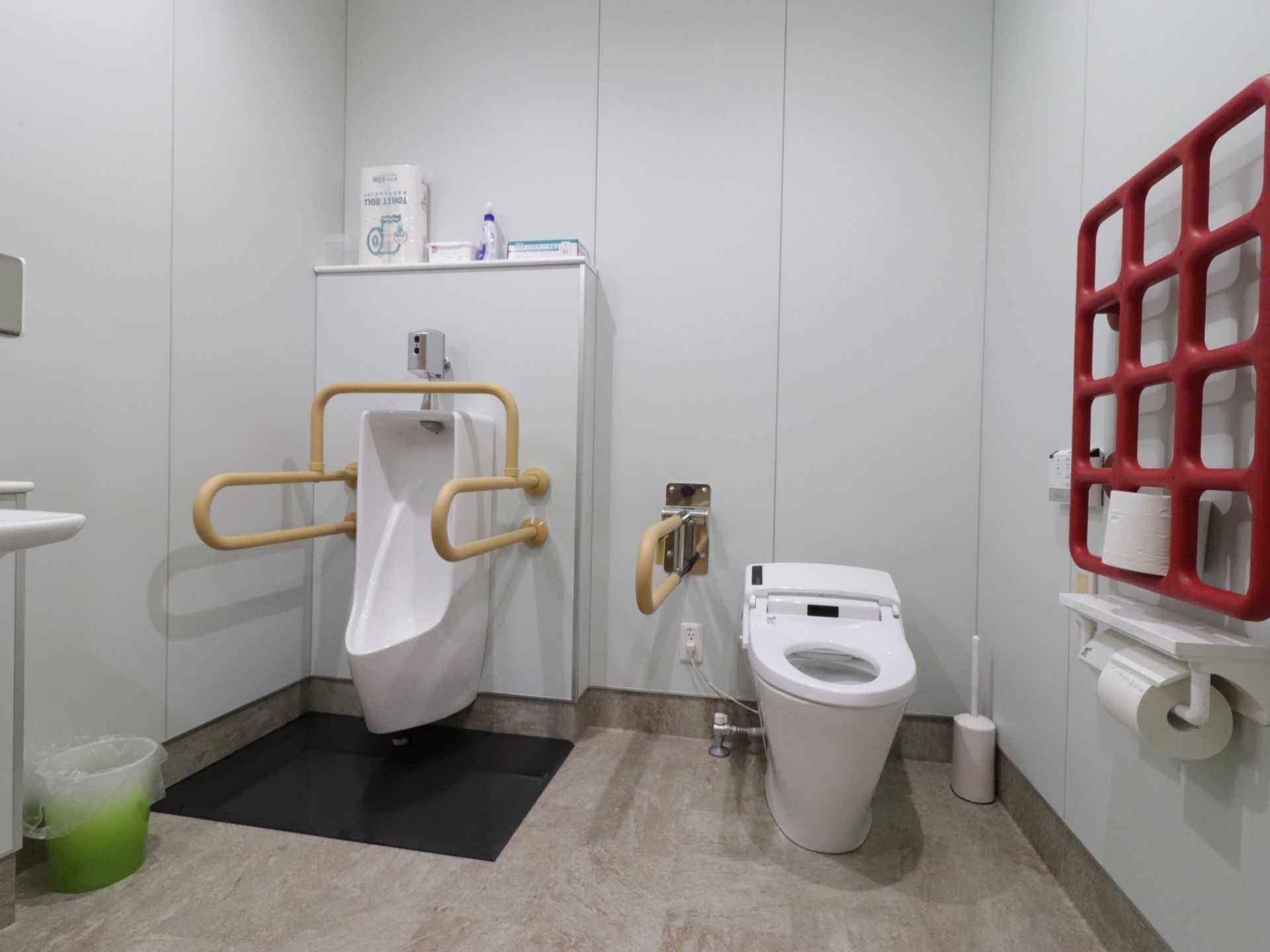 施設内に設けられたトイレは、広々としたスペースが確保されている。そばには、簡易洗面台も設置されている。