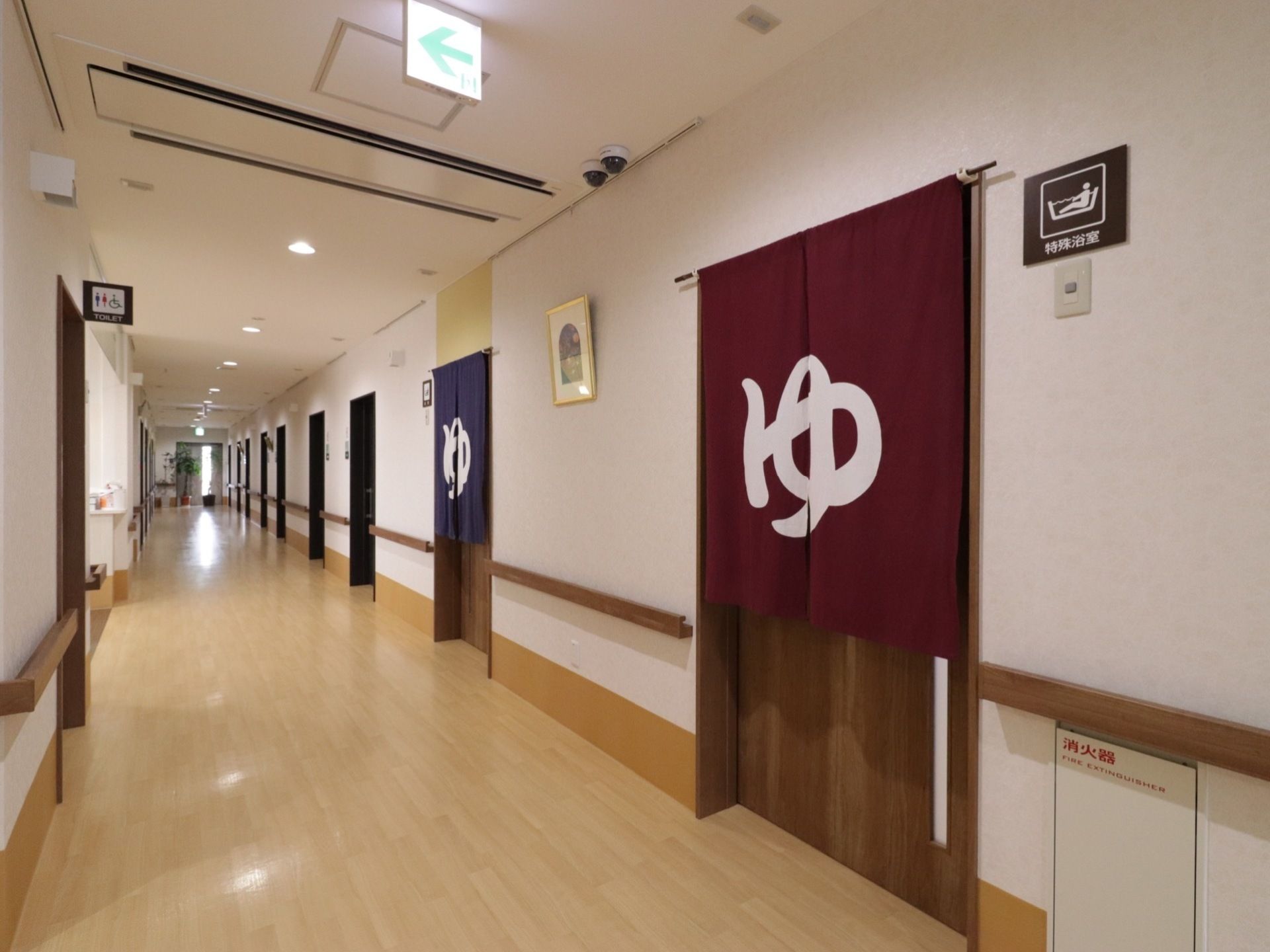 入居者様用の居室の隣りには、男女に分かれた特殊浴室が設けられている。青と赤のゆと書かれた暖簾が掛けられている。