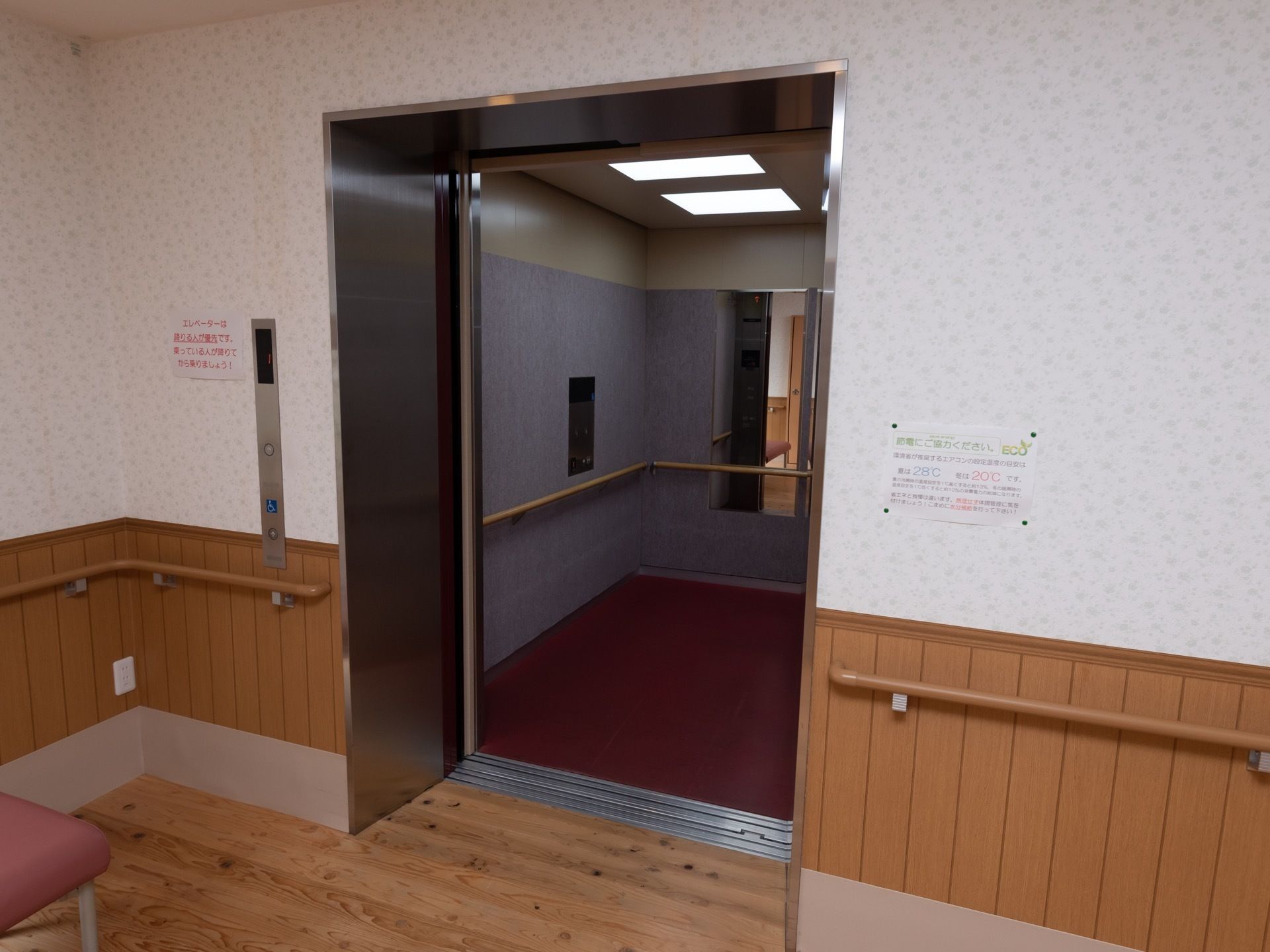 奥行きのあるエレベーターである。鏡が設置されており、一面に手すりが取りつけられている。開口部が広く開く。