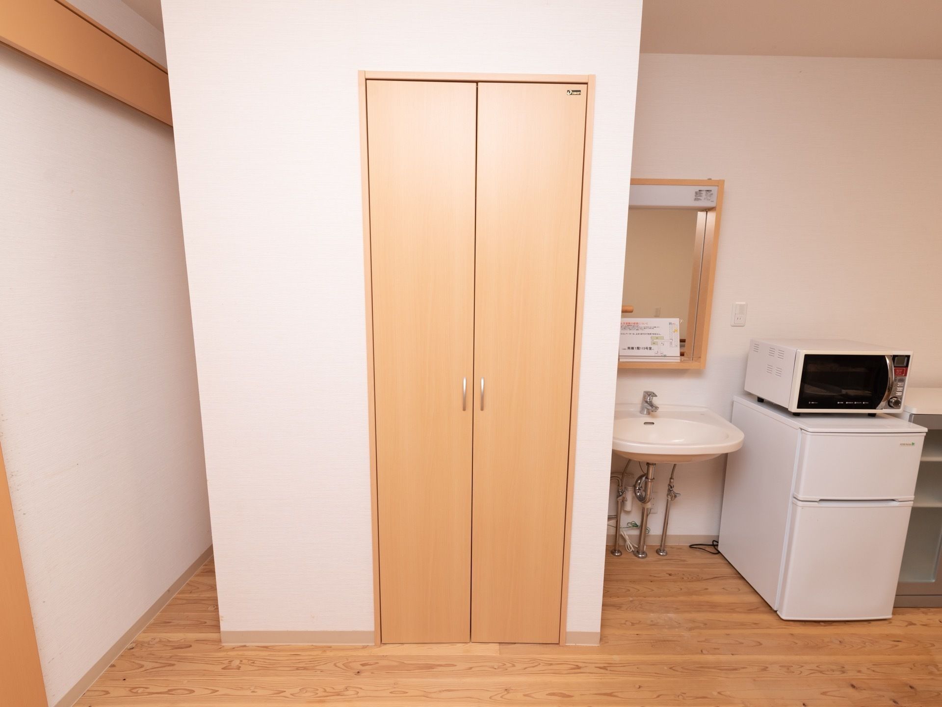 個室の部屋にはクローゼット設けられており、冷蔵庫と電子レンジが用意されている。洗面スペースには鏡が設置されている。