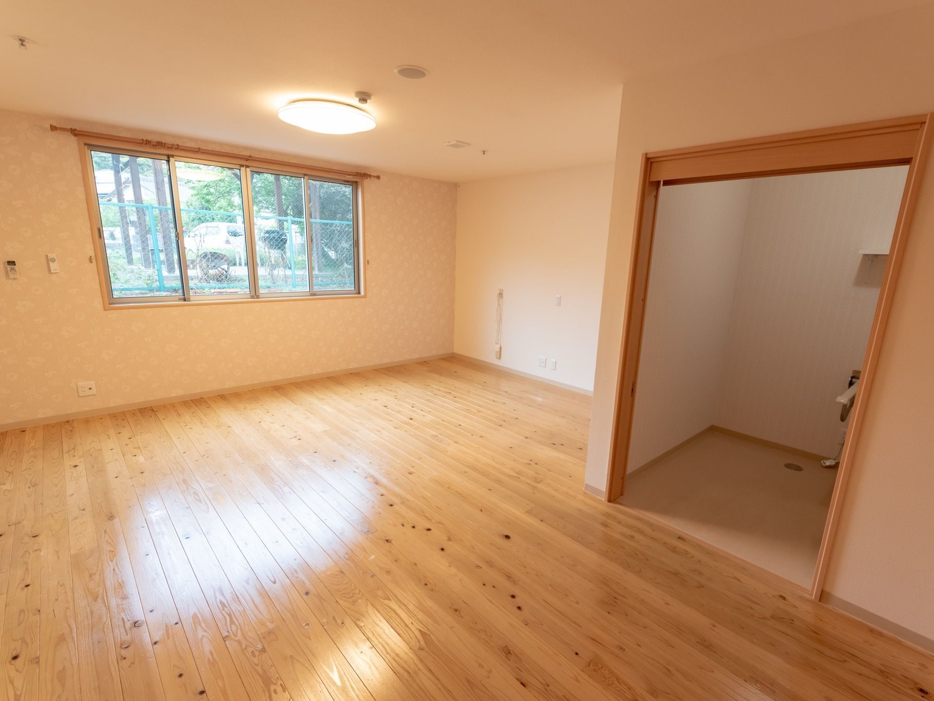 窓が大きく、日当たりがよい個室である。床はフローリングになっており、あたたかみを感じる。照明器具が用意されている。