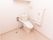 広々としたトイレである。壁にはL字型の手すりが備えつけられており、緊急呼び出しボタンが設置されている。