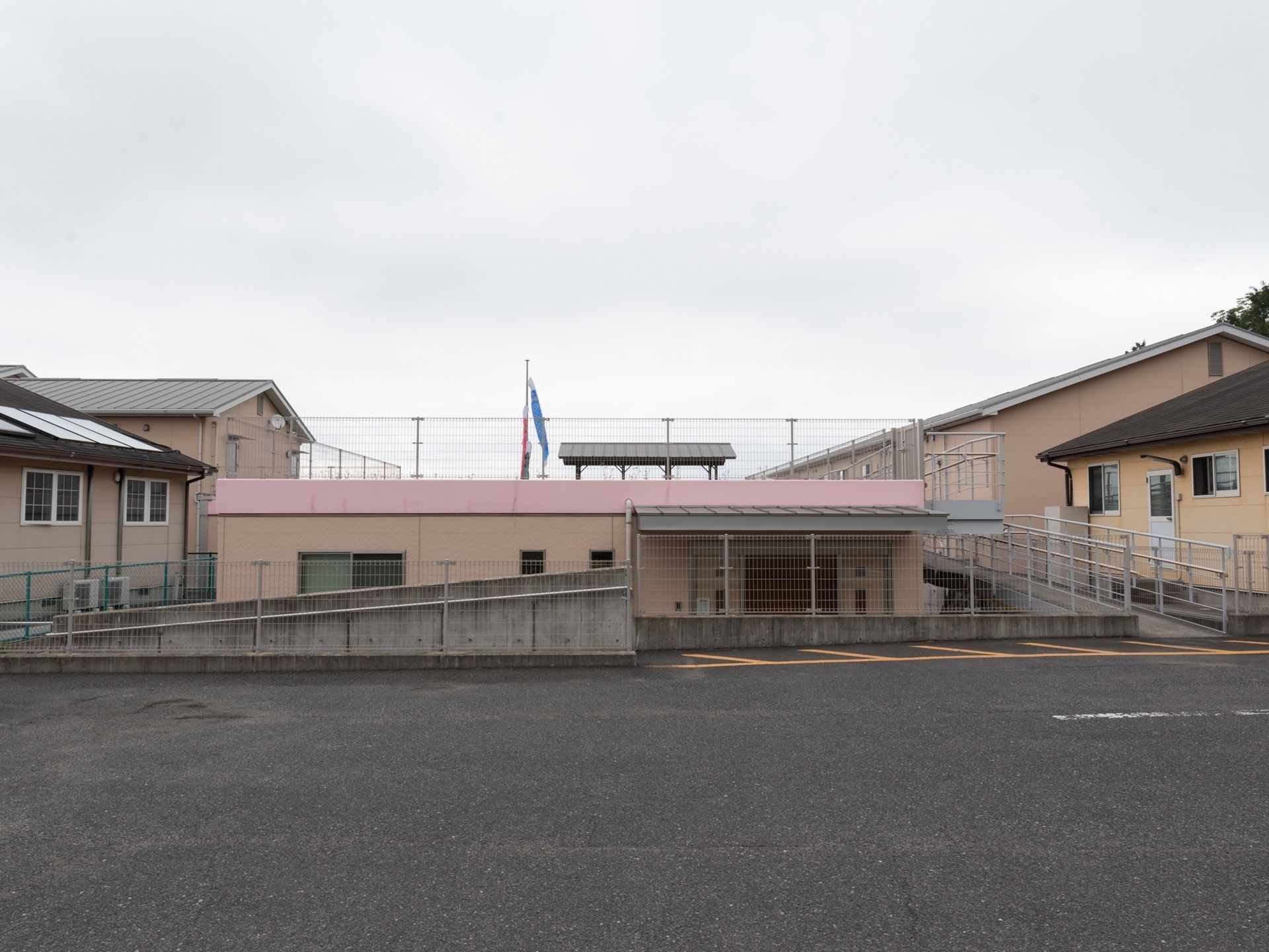 緑豊かで開放的な土地に建てられた施設である。建物は柔らかい色合いで統一されており、圧迫感を感じさせない。