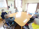 介護施設の居間と廊下の様子