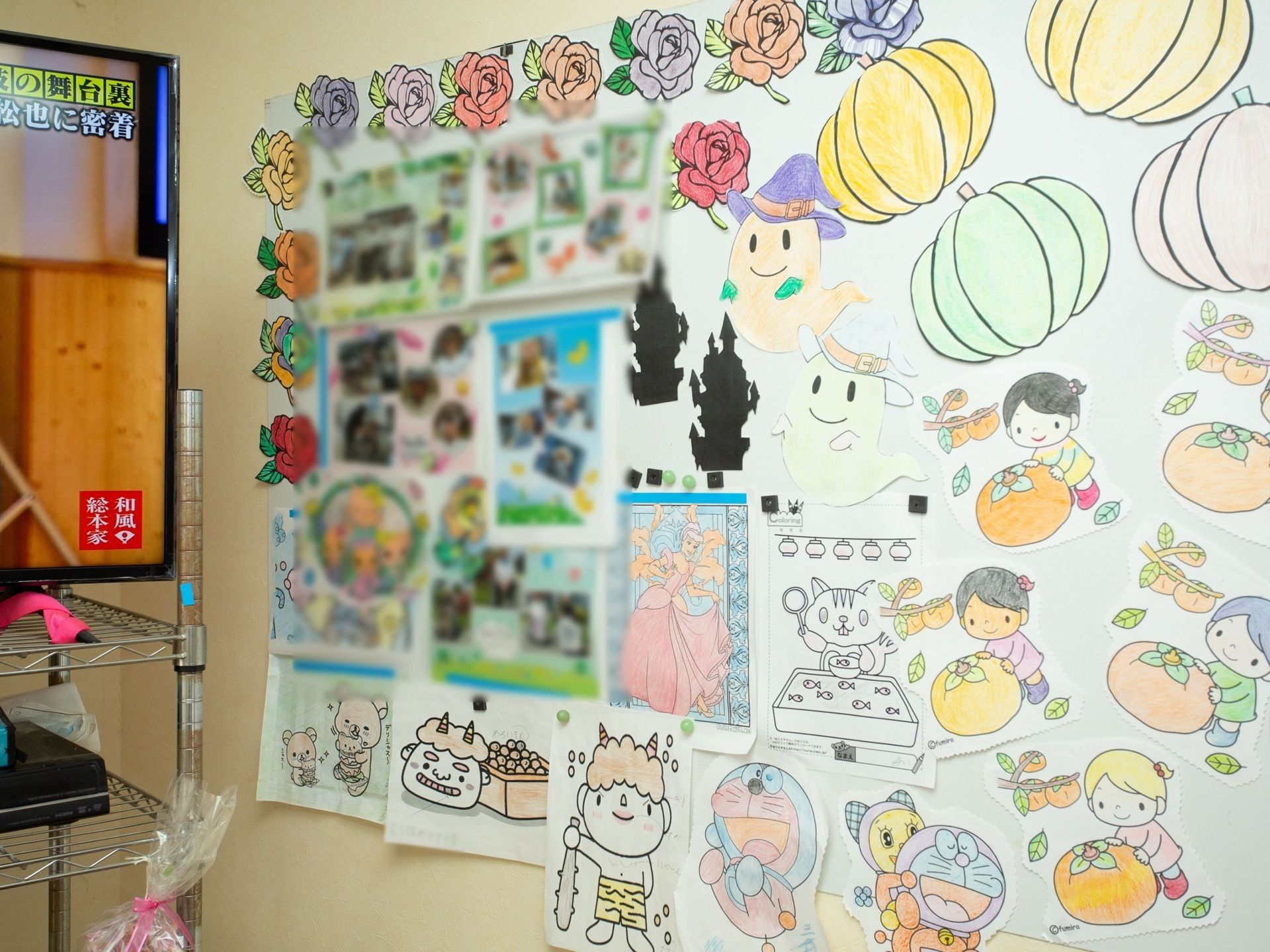 壁には季節を感じる愛らしいイラストと共に、入居者様の写真を飾っている。入居者様にお楽しみいただける空間になっている。