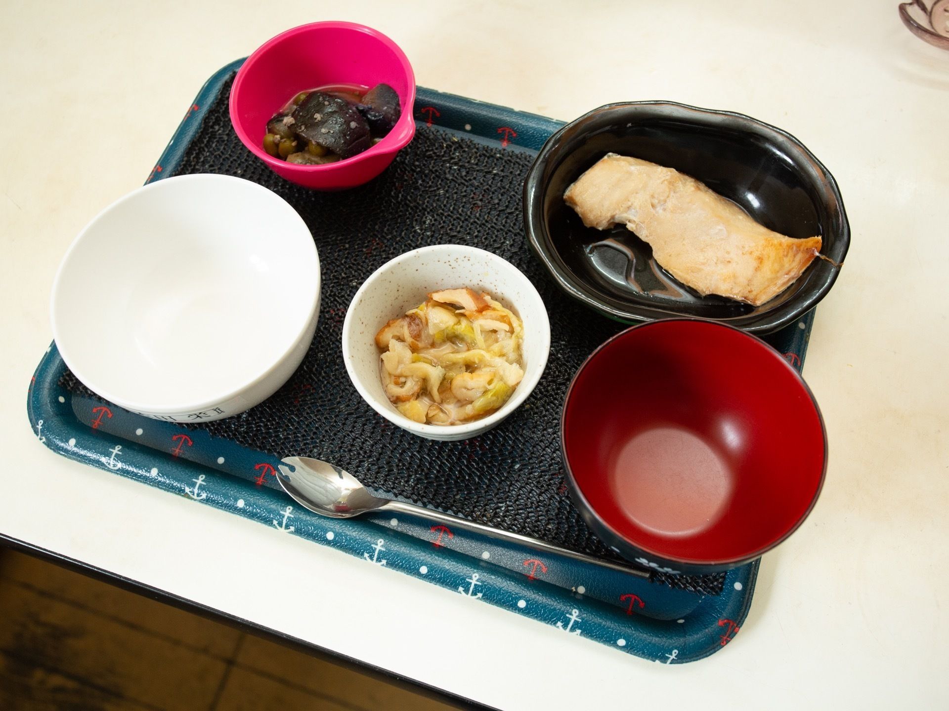 食事にはプラスティック容器を使用している。トレーの上に滑り止めのマットを敷いて、お食事をのせている。