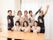 笑顔の８人の男性と女性のスタッフ。いつも笑顔で入居者様が日々楽しく過ごせるようにサポートを行なっている。