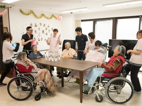 レクリエーションも催され、入居者様が楽しめる環境が整っている。スタッフと入居者様が共に笑顔になれる環境である。