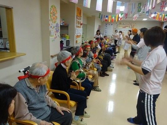 施設では運動会を開催しており、入居者様同士の一体感を感じられる。共有スペースには国旗などの飾り付けを施している。