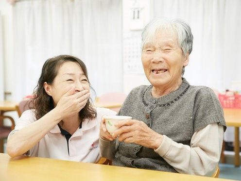 スタッフは入居者様の安心できる生活をサポートしており、不安なことがあればいつでも相談できる環境である。