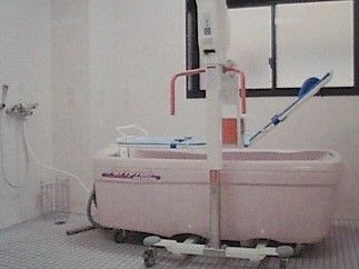 介助用バスタブが備わる浴室