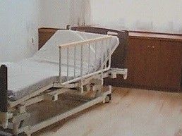 シンプルなベッドの居室