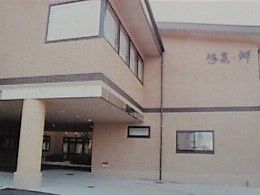 広いエントランスのある建物
