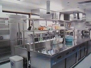 衛生面にも配慮しながら調理スタッフが季節の新鮮な食材を調理し、入居者様に満足していただけるよう、日夜努力に励んでいる。