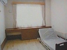 スタッフを呼ぶコールや介護用のベッドなどが完備されている居室の様子である。身体が不自由な方もストレスなく過ごすことができる。