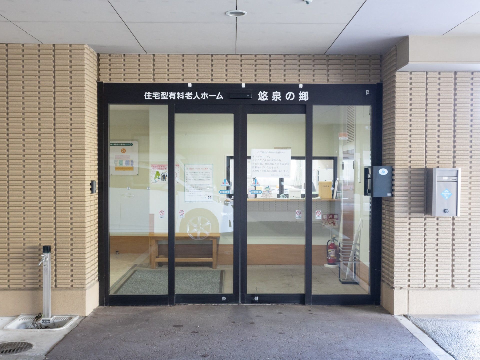 エントランスの自動ドア