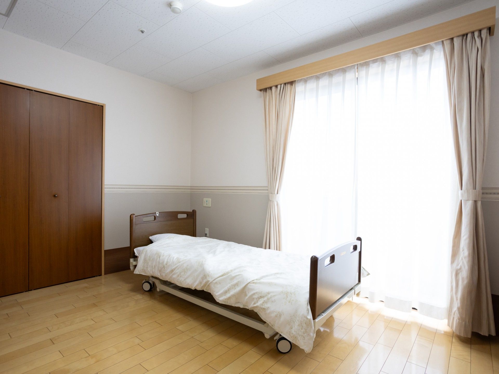 明るい個室のベッド