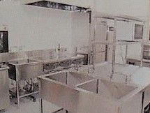 広々とした厨房には、大人数分の食事を調理するための調理道具が揃っている。入居者様の体調に合わせた献立を日々考案している。