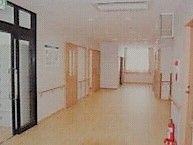 人の出入りの多いエントランスは、広さと明るさに十分配慮されている。掃除も行き届いており、施設内での病気の感染予防に努めている。