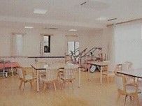 デイサービスでご利用になれる共有スペース。テーブルと椅子が配置されており、お食事やリハビリ、レクリエーションなどが行われる。