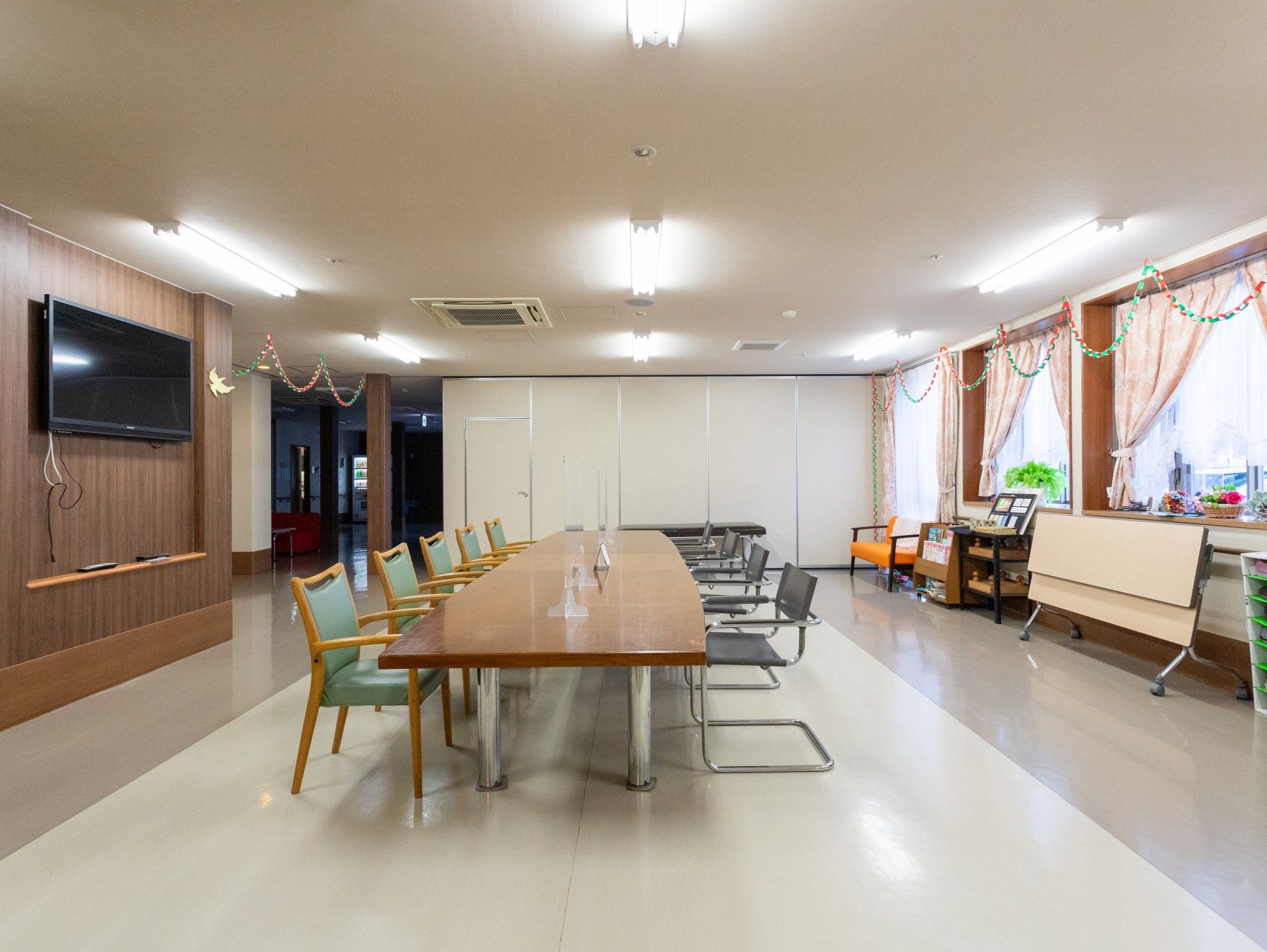広いテーブルのある部屋