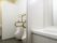 男性用のトイレである。２台設置されており、１台には便器の周りに手すりがついていて、身体の不自由な方も安全に使用することができる。