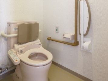 十分な広さがあり清潔感のあるトイレ。壁などに手すりが何か所も取り付けられているので、一人でも使いやすい。